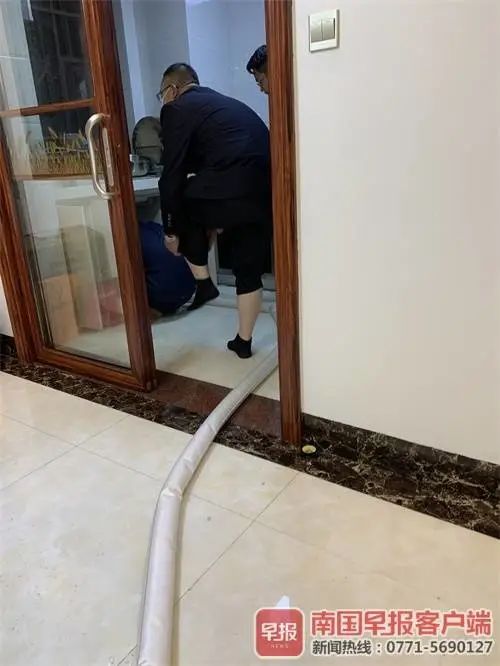 DƬ